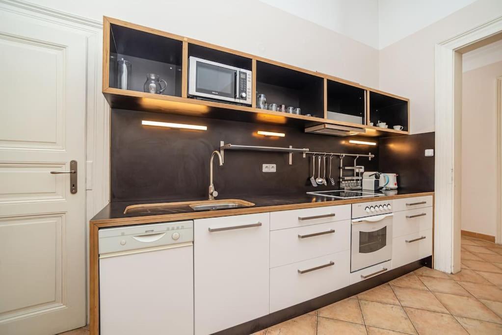 Large And Modern Apartment In The Heart Of Prag Exterior foto